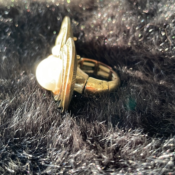 🛍️ 3 for $12 Large heart ring with stretchy band. Multi color faux pearls - Picture 4 of 6